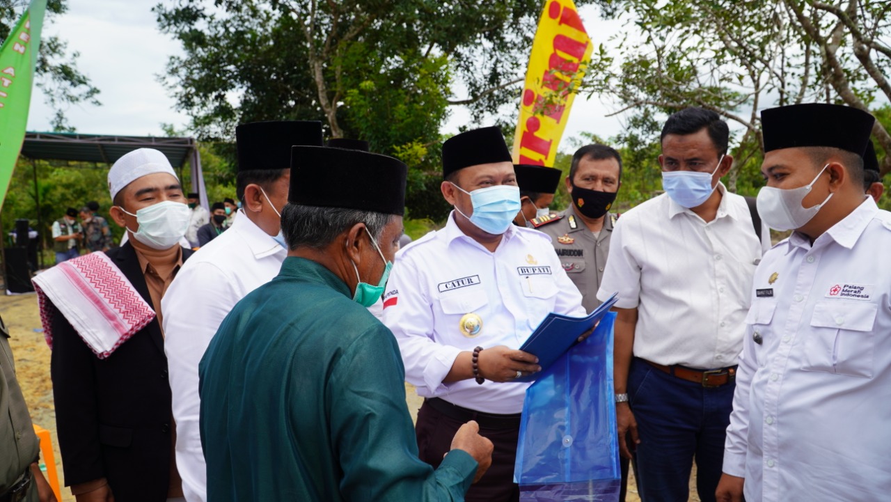 Bupati Kampar Sedang Berbincang Dengan Tokoh Masyarakat Simpang Pulai