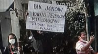 Tangkapan layar video seorang pria membentangkan poster saat kunjungan Presiden Jokowi ke Kota Blitar