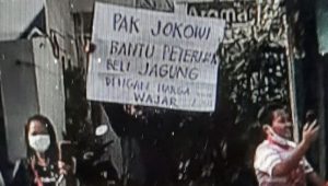 Tangkapan layar video seorang pria membentangkan poster saat kunjungan Presiden Jokowi ke Kota Blitar