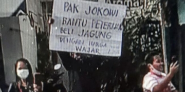 Tangkapan layar video seorang pria membentangkan poster saat kunjungan Presiden Jokowi ke Kota Blitar