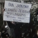 Tangkapan layar video seorang pria membentangkan poster saat kunjungan Presiden Jokowi ke Kota Blitar