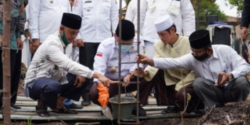 Pembangunan Pondok Pesantren At Tafsiriyah Riau yang berada di Dusun 2 Simpang Pulai Desa Baru, Kecamatan Siak Hulu dimulai ditandai dari peletakan bat pertama oleh Bupati Kampar.