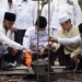 Pembangunan Pondok Pesantren At Tafsiriyah Riau yang berada di Dusun 2 Simpang Pulai Desa Baru, Kecamatan Siak Hulu dimulai ditandai dari peletakan bat pertama oleh Bupati Kampar.