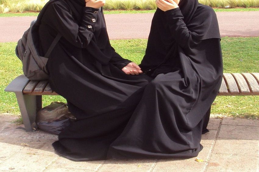 10 Adab Bicara Seorang Muslimah yang Penting Diketahui