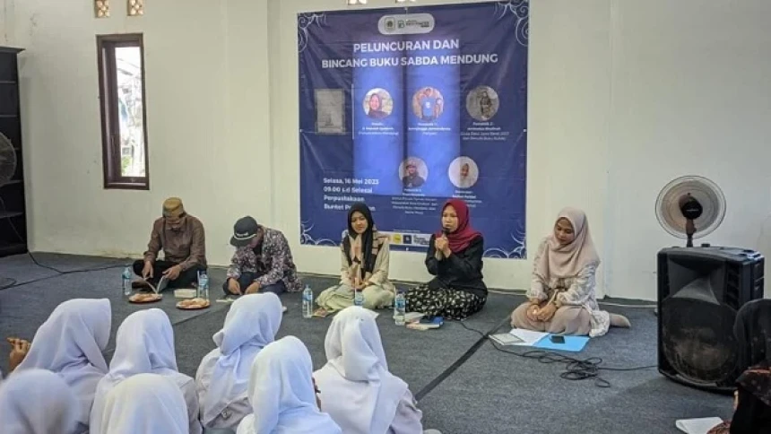 Guru MTs NU Putri Luncurkan Buku Puisi di Perpustakaan Mbah Din Buntet Pesantren