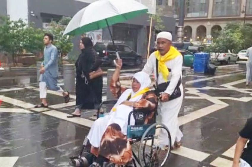 Hujan Deras Tak Halangi Jemaah Haji Indonesia Ibadah Arbain di Masjid Nabawi