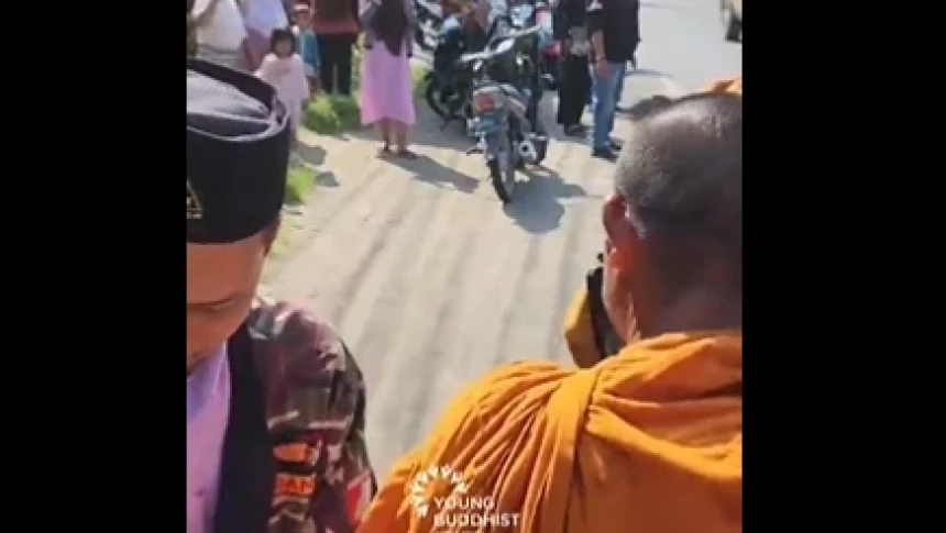 Ketika Banser Kawal 32 Biksu yang Jalan Kaki dari Thailand Menuju Candi Borobudur