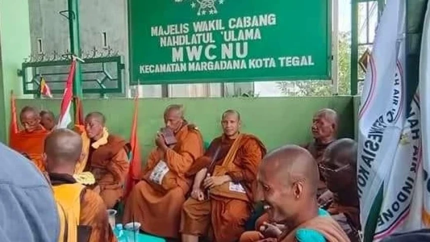 Ketika Rombongan Biksu Thudong Melepas Pegal di Kantor MWCNU Margadana