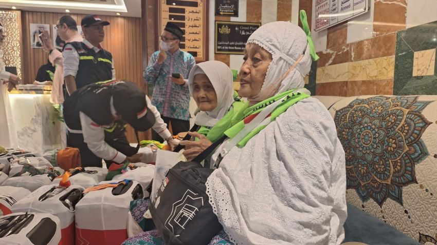 Kisah Nenek Djumi Jemaah Tertua Kloter Pertama:  Berangkat Haji Setelah Terhalang Pandemi