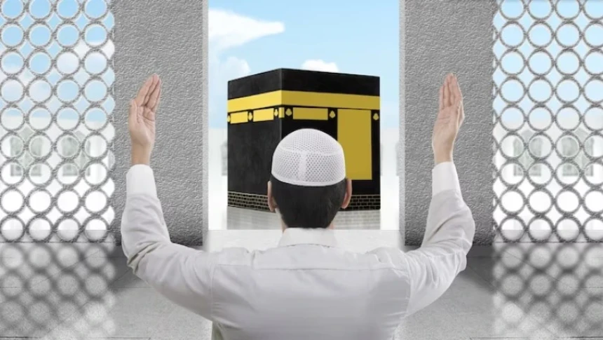 Hukum Tidak Mencium atau Melambaikan Tangan ke Ka’bah Saat Thawaf 