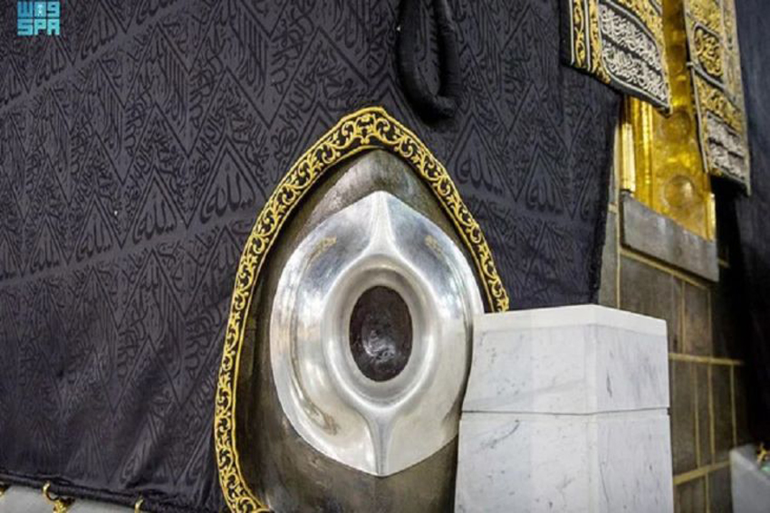 Pahala Mencium Hajar Aswad dari Jarak Jauh Bagi Jemaah Lansia
