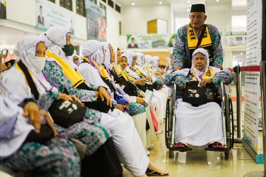 Pasien Sakit Ambil Niat dan Pakai Kain Ihram dari KKHI