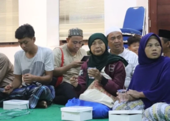 Saat Musafir dan Peziarah Masjid Luar Batang Terima Nasi Kotak Fidyah LAZISNU