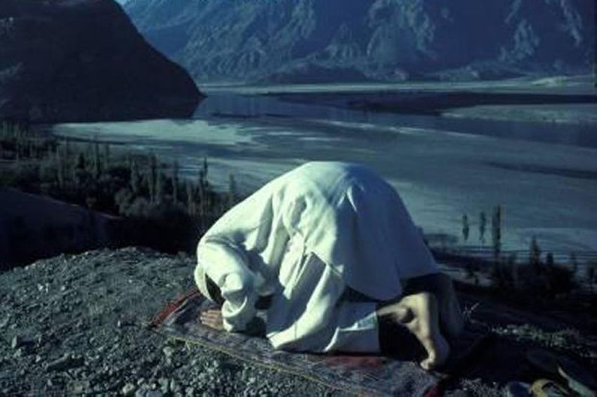 Supaya Dijauhkan dari Gangguan Setan, Yuk Amalkan Salat 2 Rakaat Sebelum Maghrib