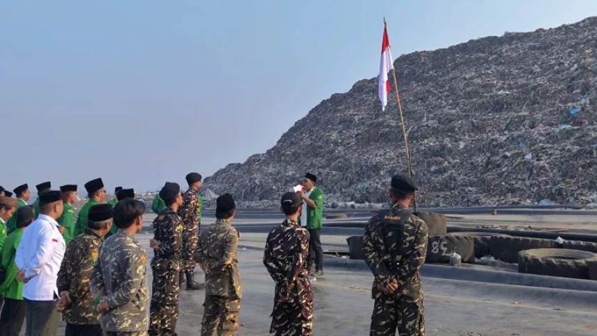 Ansor Bantargebang Upacara HUT Ke-78 RI di Puncak Gunung Sampah | NU Online