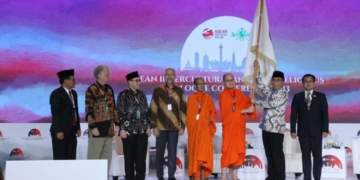 Gus Yahya Serahkan Tuan Rumah ASEAN IIDC kepada Tokoh Agama Laos | NU Online