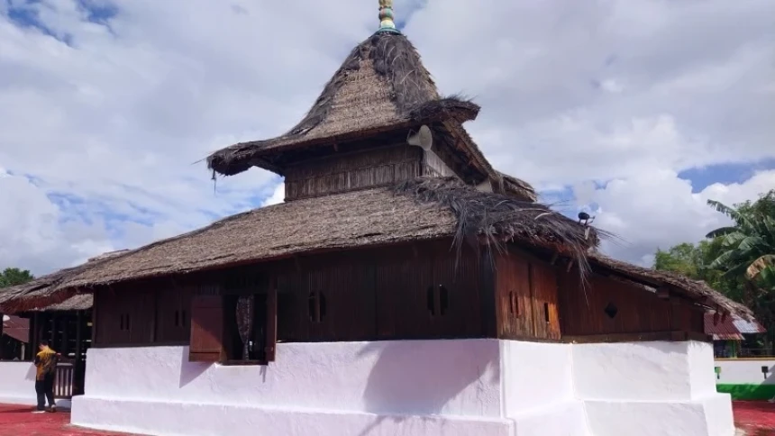 Keunikan Masjid Tua Wapaue di Maluku Tengah | NU Online