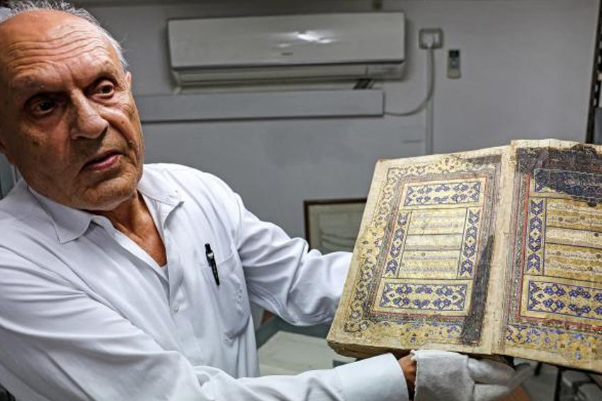 Kisah Perawatan Manuskrip di Perpustakaan Kota Tua Yerusalem