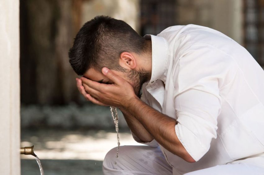 6 Hal yang Membatalkan Wudhu Menurut Mazhab Syafi’i