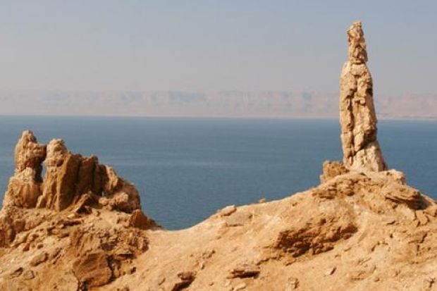 Doa Nabi Luth agar Dijauhkan dari Azab Allah Taala, Baik di Dunia Maupun di Akhirat