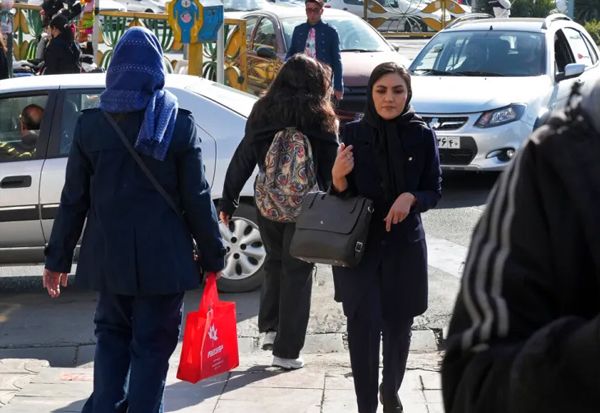 Parlemen Iran Sahkan RUU Jilbab dan Kesucian