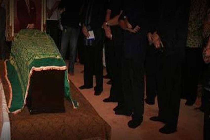 Hukum Berbaju Hitam saat Berduka Cita