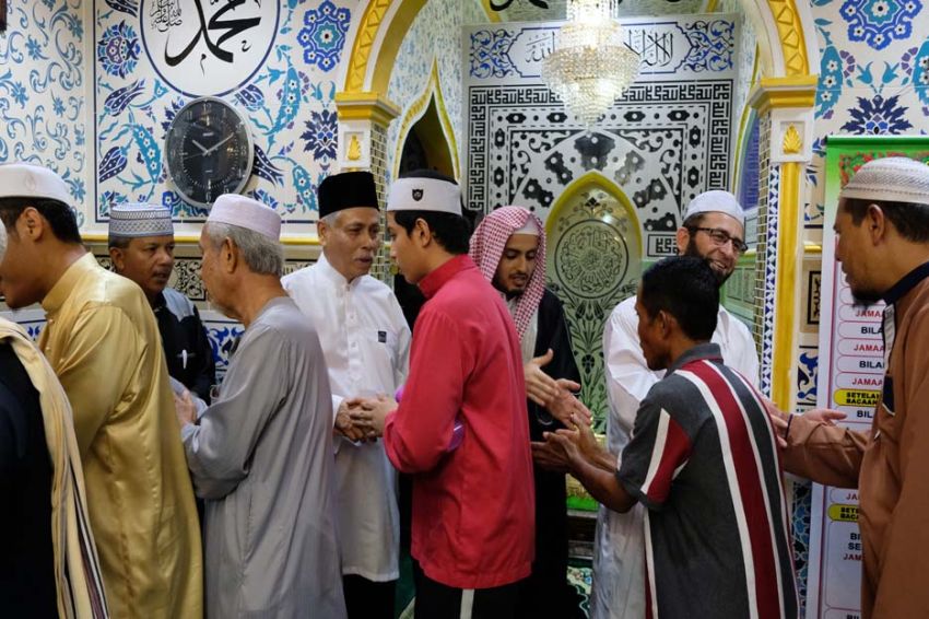 Keutamaan Membaca Sholawat Ketika Berjabat Tangan