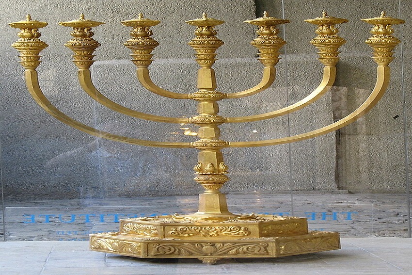 Mengenal Menorah, Lambang Israel yang Berbentuk Lilin