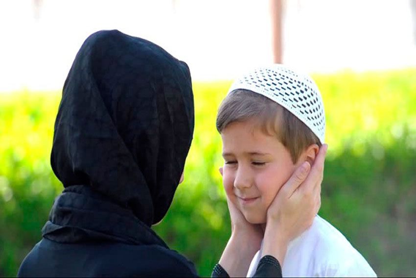 Adakah Batasan Aurat Antara Orang Tua dan Anak? Begini Penjelasannya
