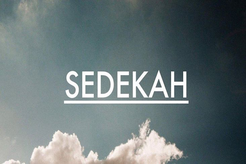 Bolehkah Bersedekah Selain Harta? Apa Saja Contohnya?