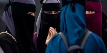 Hukum Muslimah Bercadar Memasang Foto di Medsos