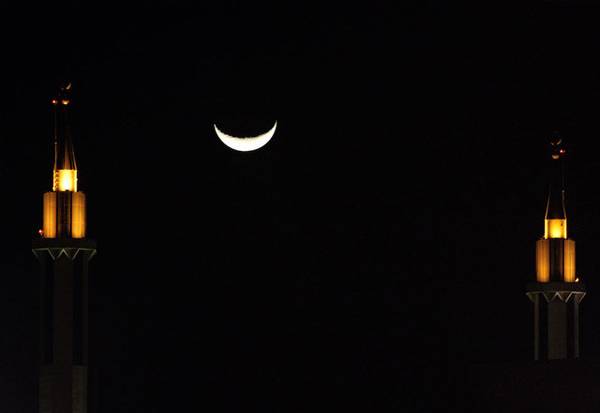 Arab Saudi Serukan Umat Islam untuk Melihat Bulan Sabit Ramadan pada Ahad Malam