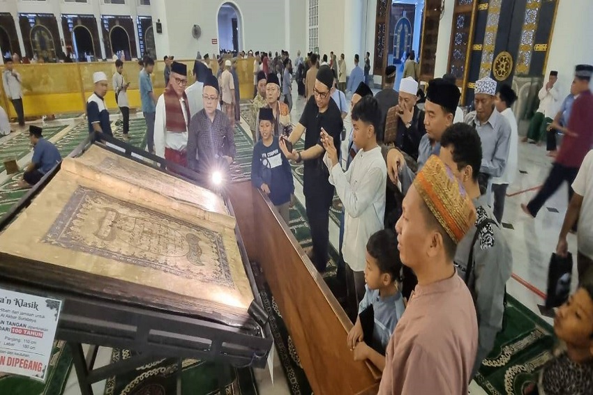 10 Hari Terakhir Ramadan, Al-Qur’an Berumur 100 Tahun Dipamerkan di Masjid Al-Akbar Surabaya