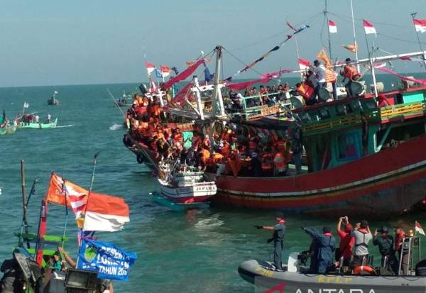 Sedekah Laut: Tradisi Syawalan dan Kupatan di Pesisir Jawa