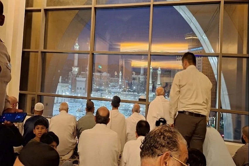 Hukum Salat Berjamaah di Hotel Makkah Sedangkan Imamnya di Masjidil Haram, Begini Penjelasannya
