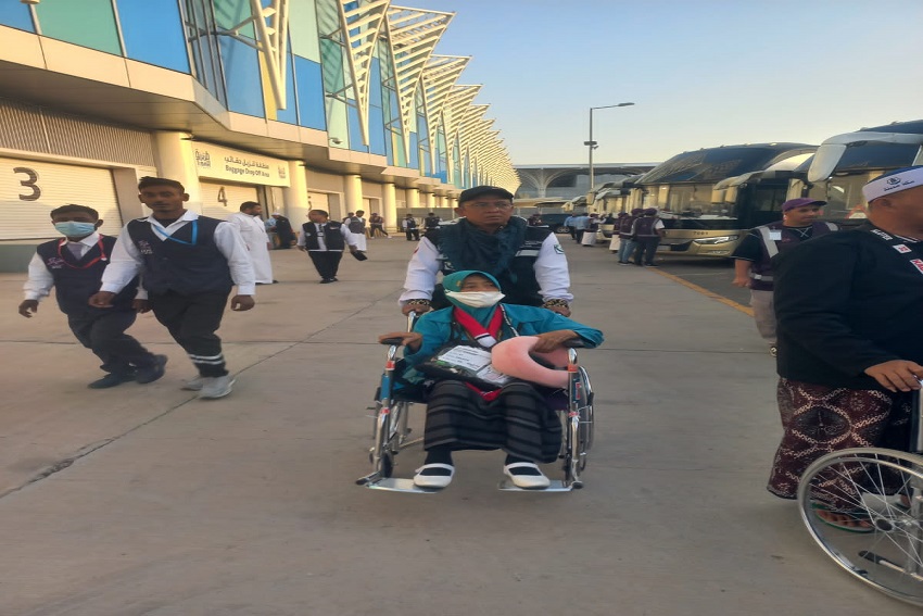 PPIH Arab Saudi Gelar Safari Wukuf Khusus Jemaah Haji Lansia dan Disabilitas