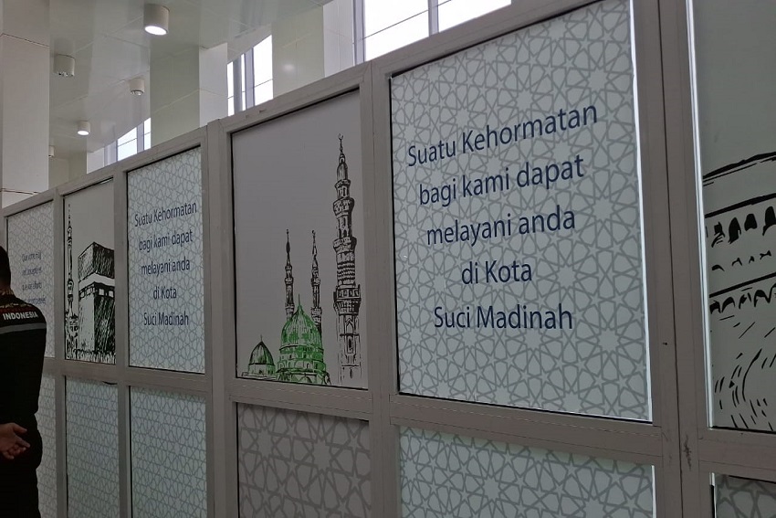 Papan Petunjuk Berbahasa Indonesia di Masjid Nabawi dan Bandara Madinah