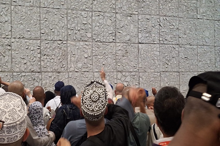 10 Panduan Melempar Jumrah di Jamarat