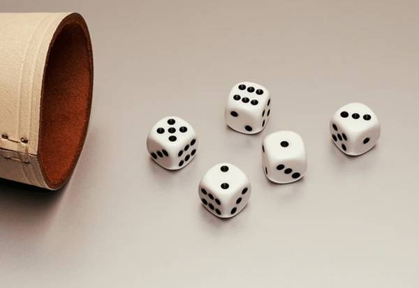 Hukum Main Dadu: Seolah Mencelupkan Tangan dalam Daging Babi dan Darahnya