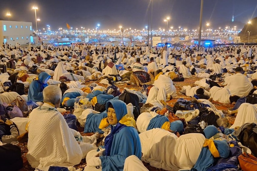 Suasana Jemaah Indonesia Mabit di Muzdalifah setelah Wukuf di Arafah