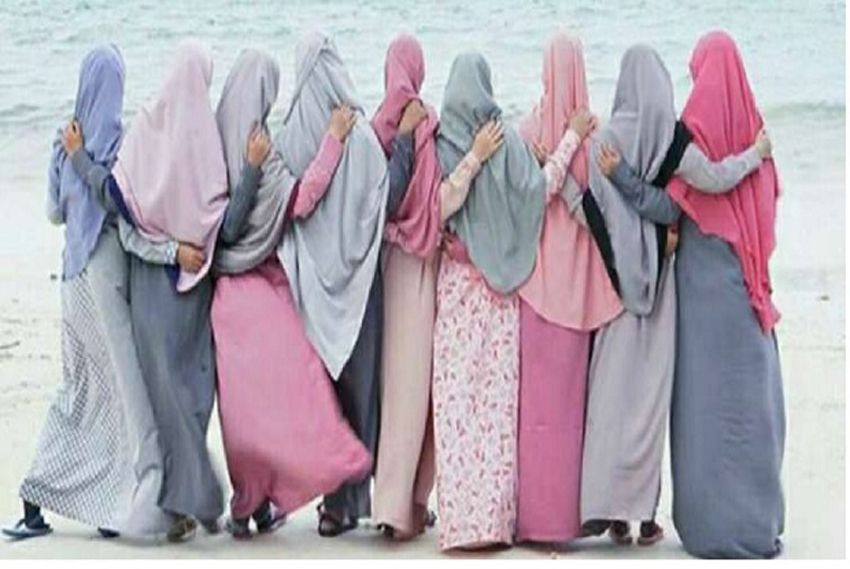 Muslimah Sering Lepas Pasang Jilbab? Begini Hukumnya dalam Islam