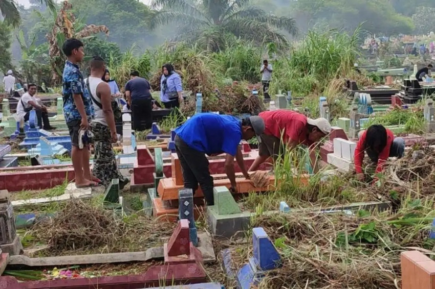 Apa Hukum Mencabut Rumput Kuburan?  – Portal Islam