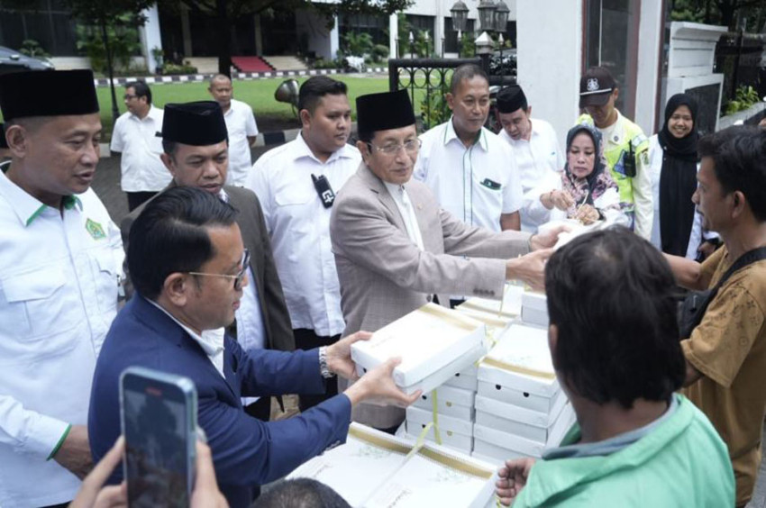 Menteri Agama Berbagi Takjil untuk Masyarakat di Halaman Kantor Kemenag  – Portal Islam