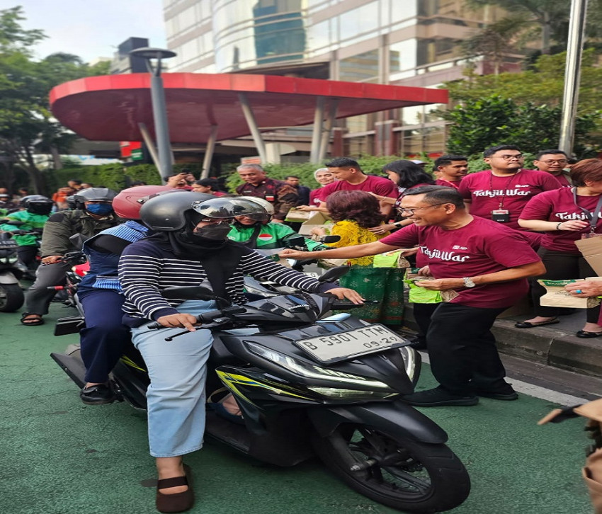 Semangat Saleh Husin dan Kawan-kawan Berbagi Takjil di Bulan Ramadan  – Portal Islam