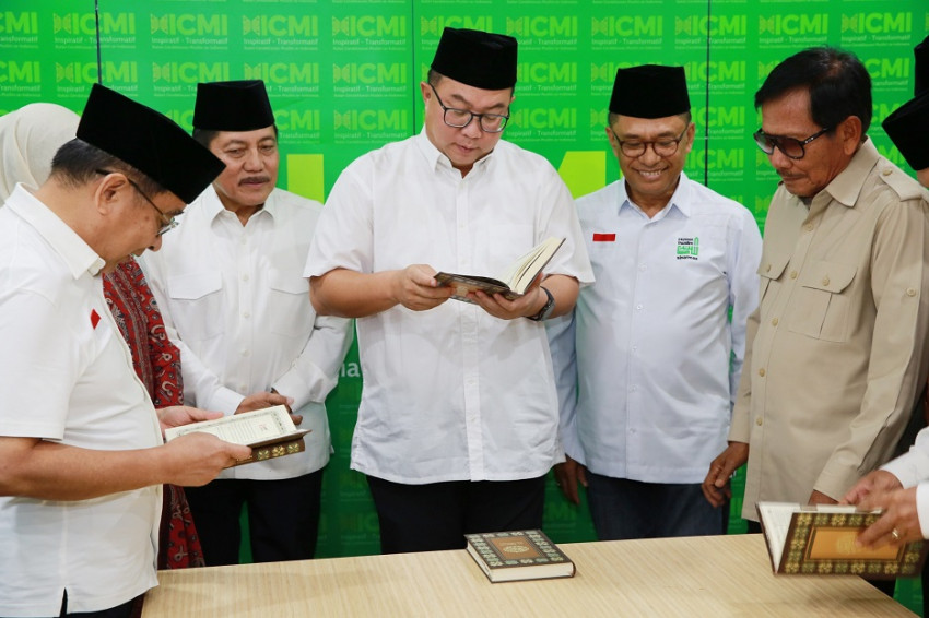 Sinar Mas dan APP Group  Wakafkan Ribuan Al Quran kepada ICMI  – Portal Islam