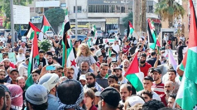 Solidaritas di Tengah Krisis: Demonstrasi Besar-Besaran di Suriah Menentang Agresi “Israel”!  – Portal Berita Islam