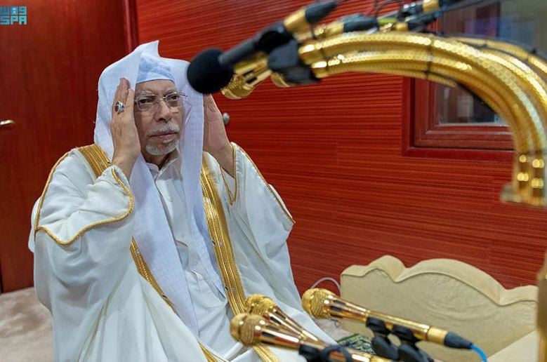 Hukum Azan dan Iqamah oleh Orang yang Berbeda  – Portal Islam