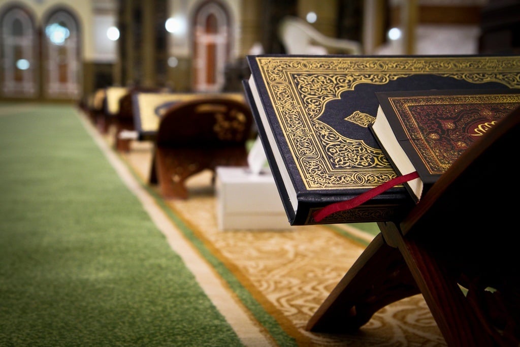 Ayat-ayat Al Quran Tentang Sifat Kikir, Simak di Sini!  – Portal Islam