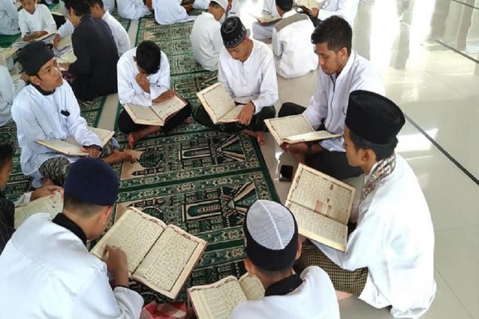Anjuran Tadarus Al-Qur’an Berjamaah di Bulan Ramadan dan Keutamaannya  – Portal Islam